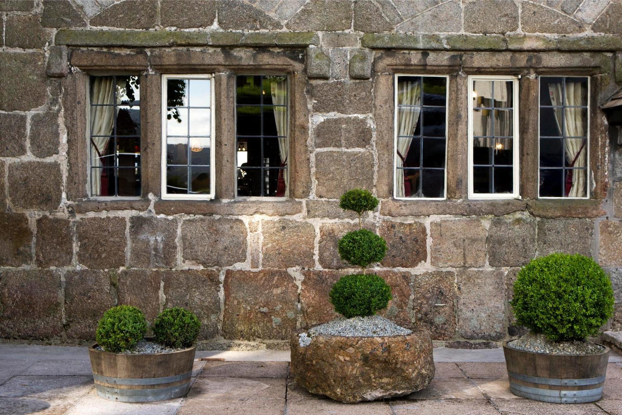 The Three Crowns Hotel Chagford Exterior foto The old stone mill at the entrance of the brewery