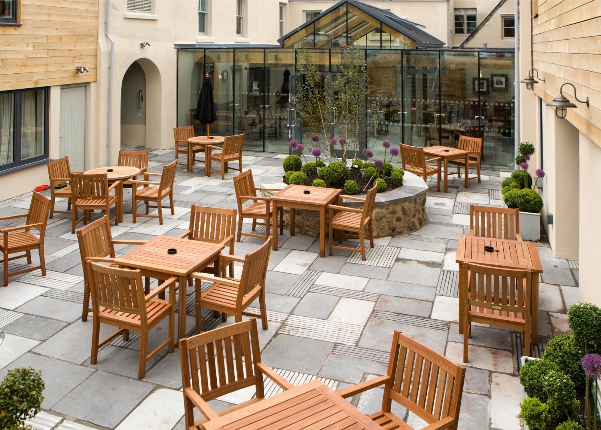 The Three Crowns Hotel Chagford Exterior foto The courtyard at the hotel