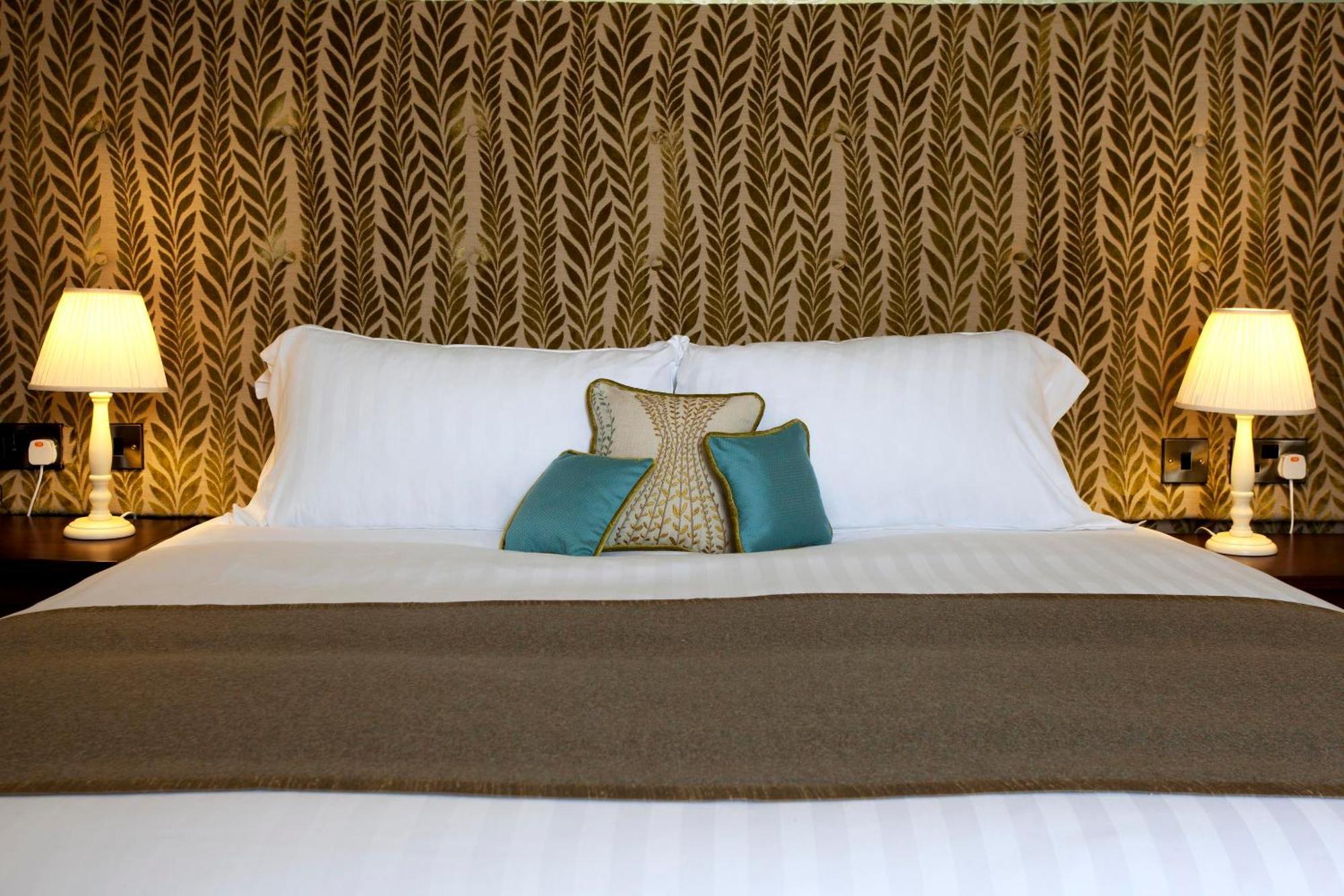 The Three Crowns Hotel Chagford Exterior foto A bed with a headboard