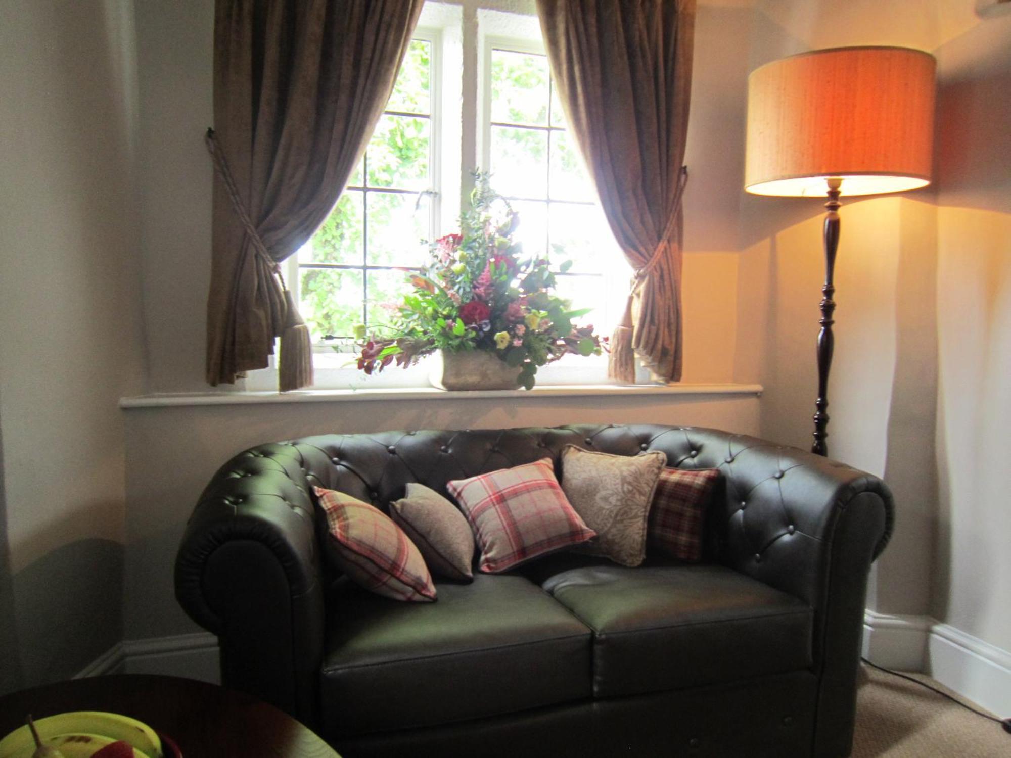 The Three Crowns Hotel Chagford Exterior foto A leather sofa