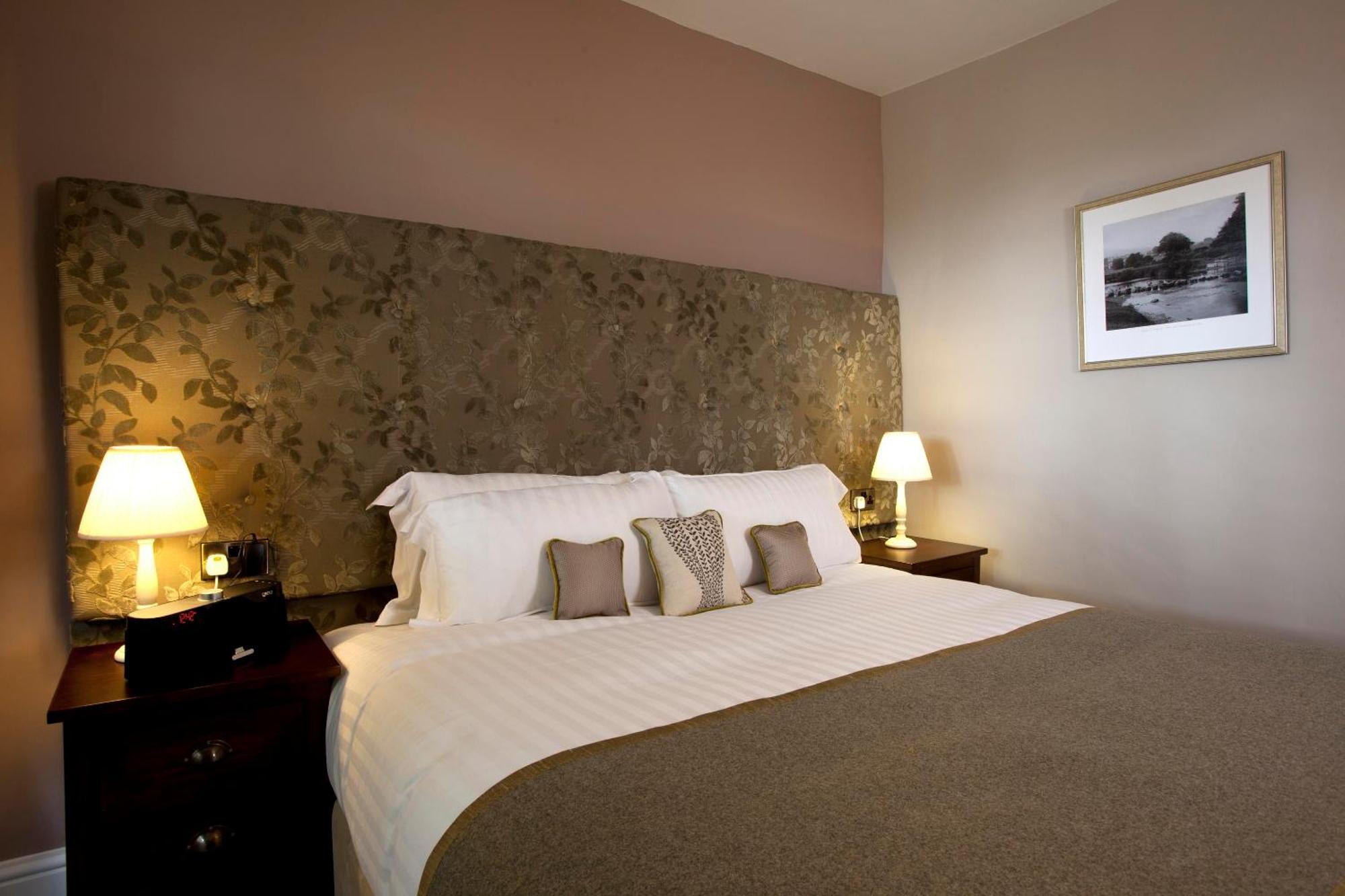 The Three Crowns Hotel Chagford Exterior foto A bedroom at the hotel