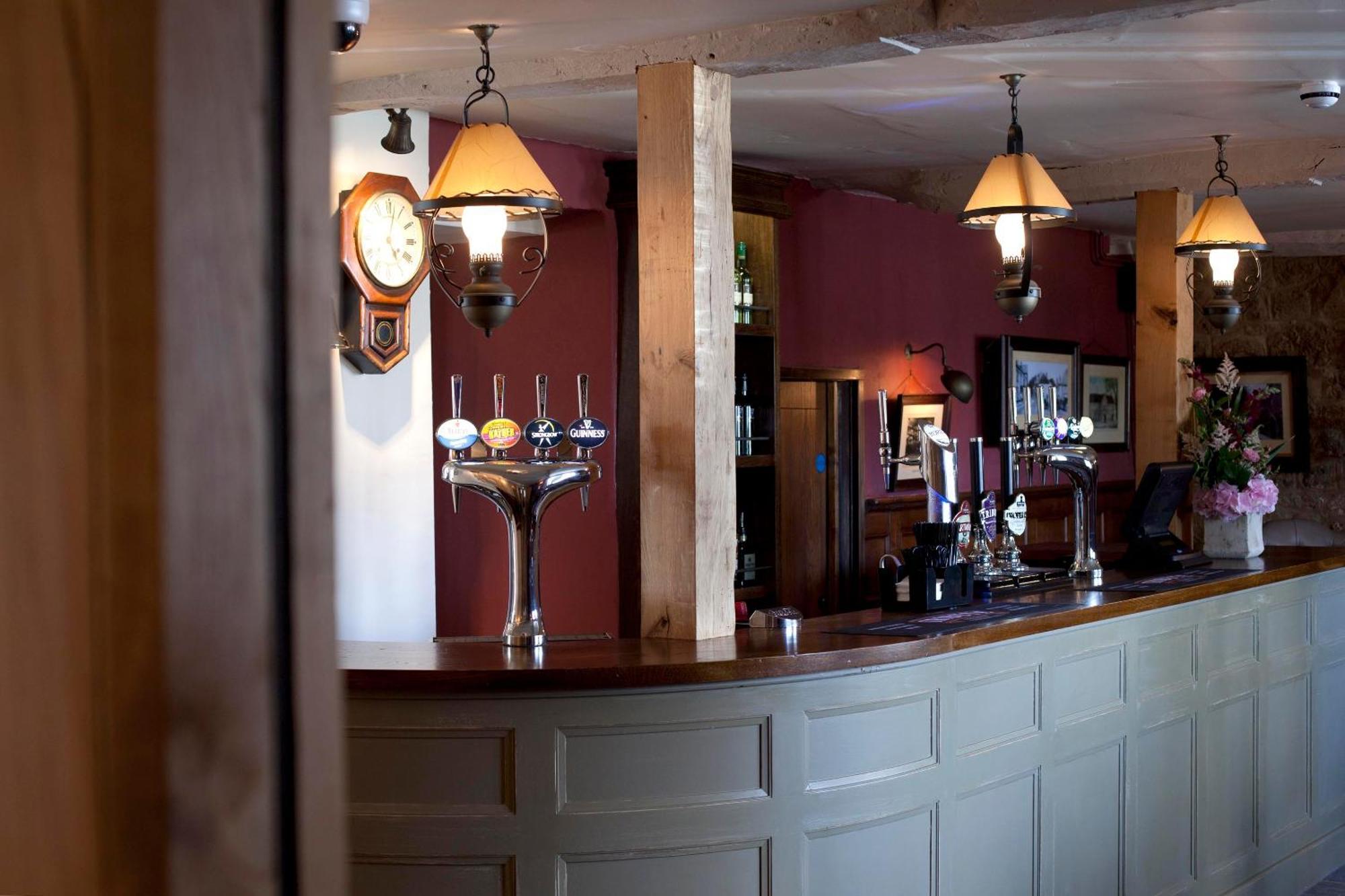 The Three Crowns Hotel Chagford Exterior foto The bar at The Old Red Lion