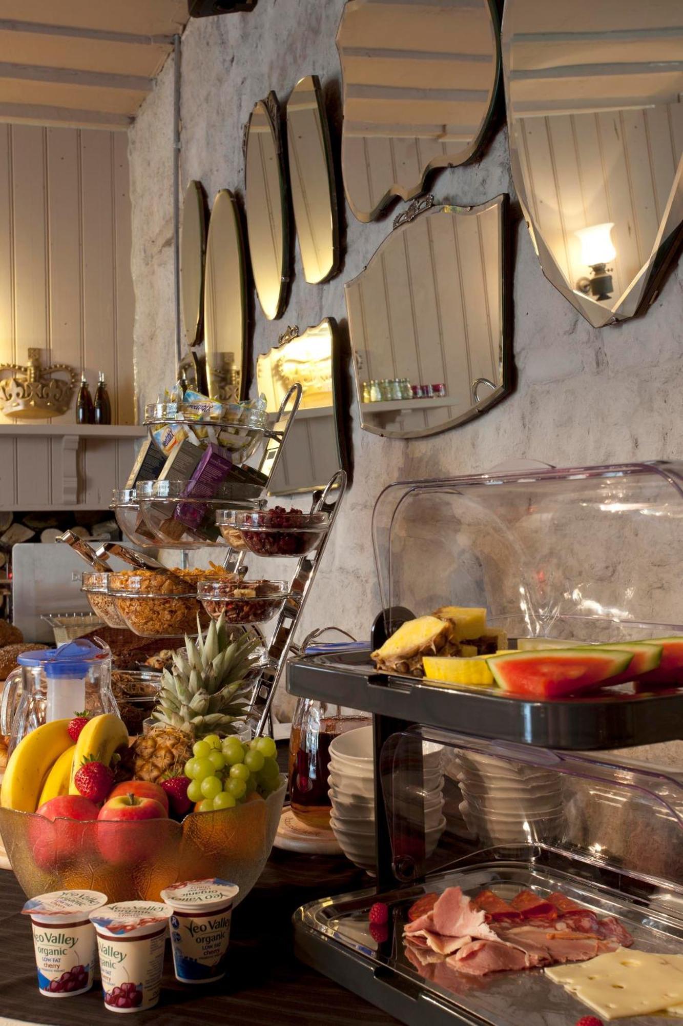 The Three Crowns Hotel Chagford Exterior foto A buffet at a hotel