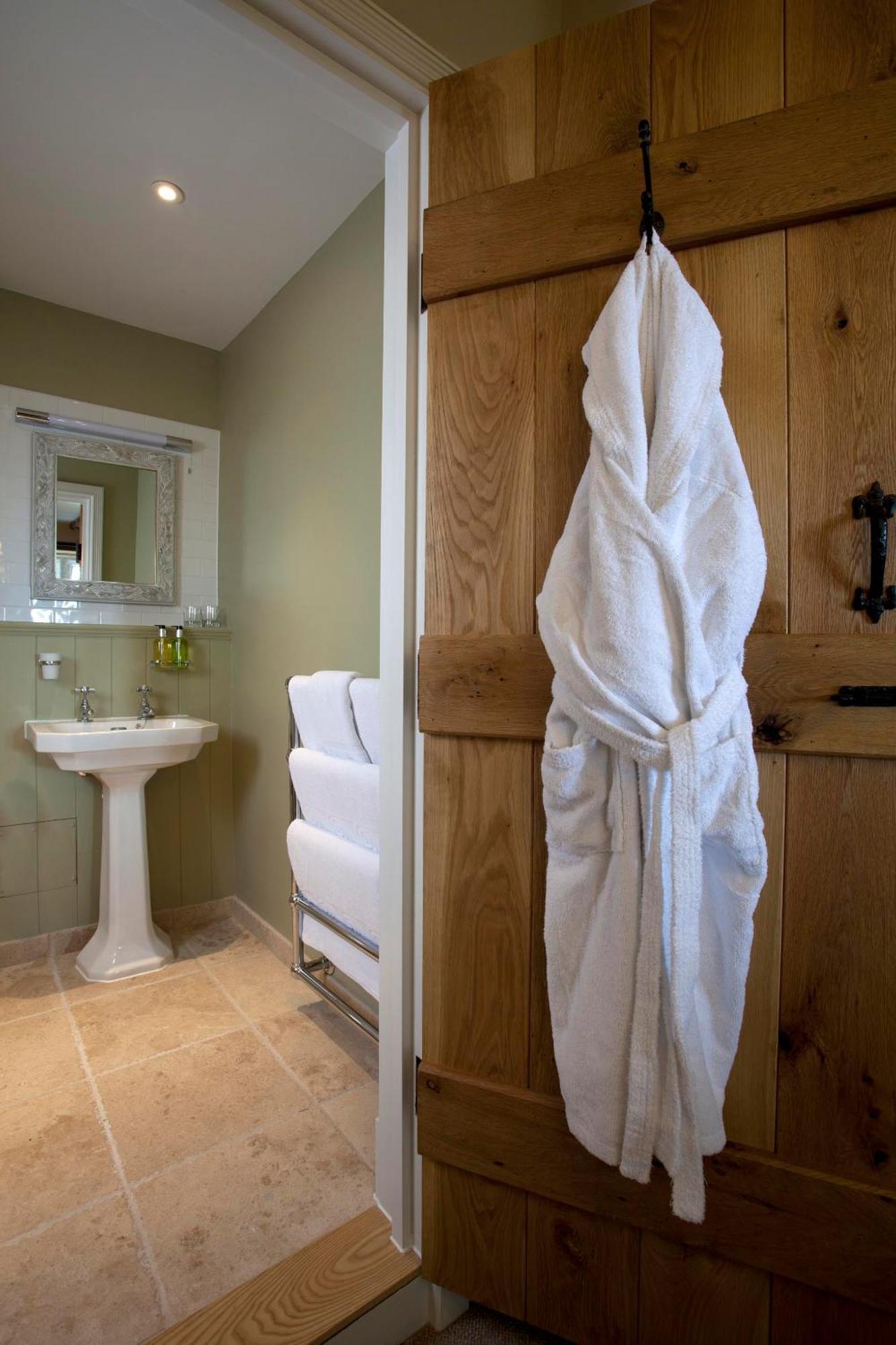 The Three Crowns Hotel Chagford Exterior foto A bathrobe hanging on a door