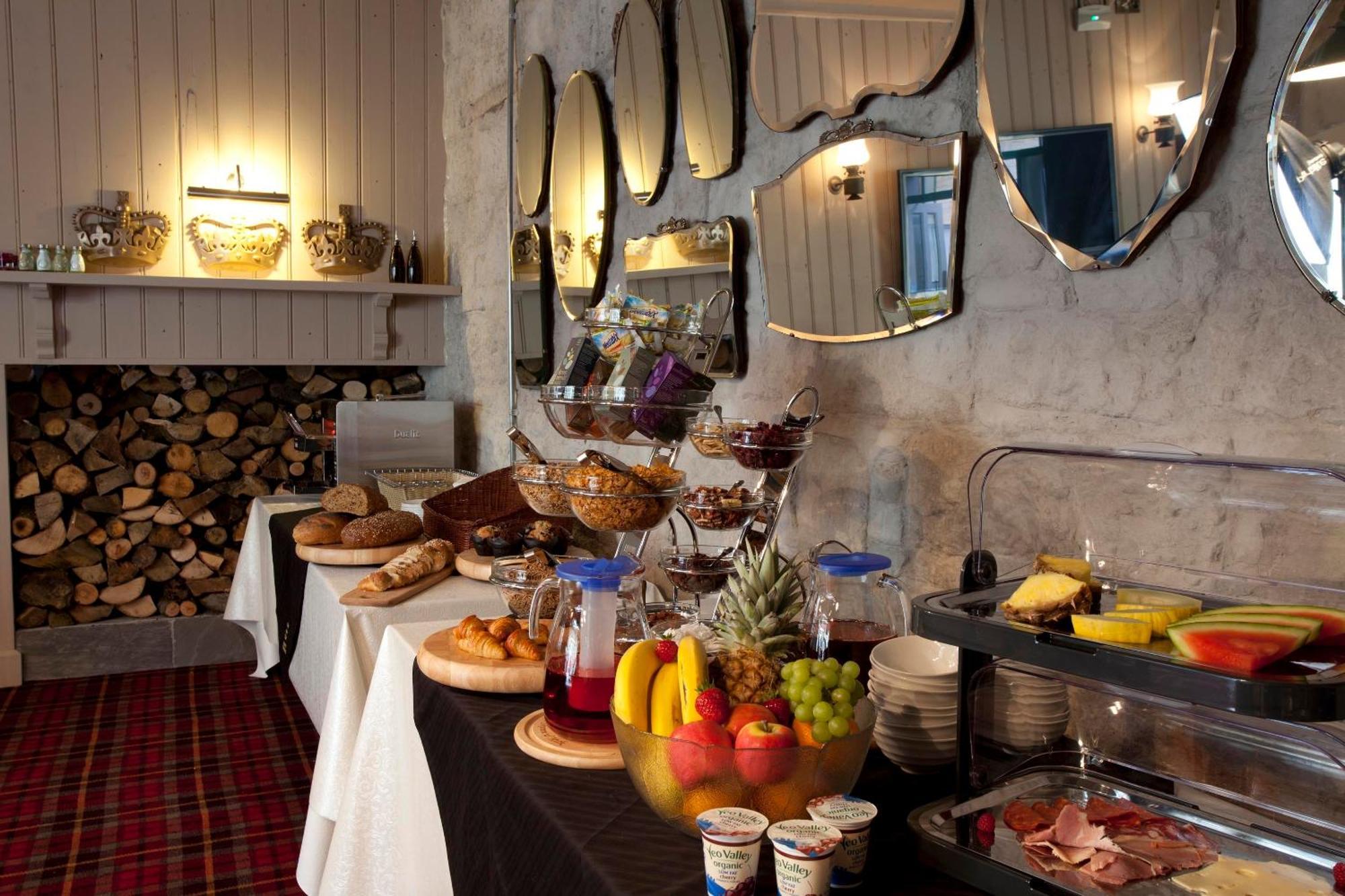 The Three Crowns Hotel Chagford Exterior foto Breakfast buffet at the hotel