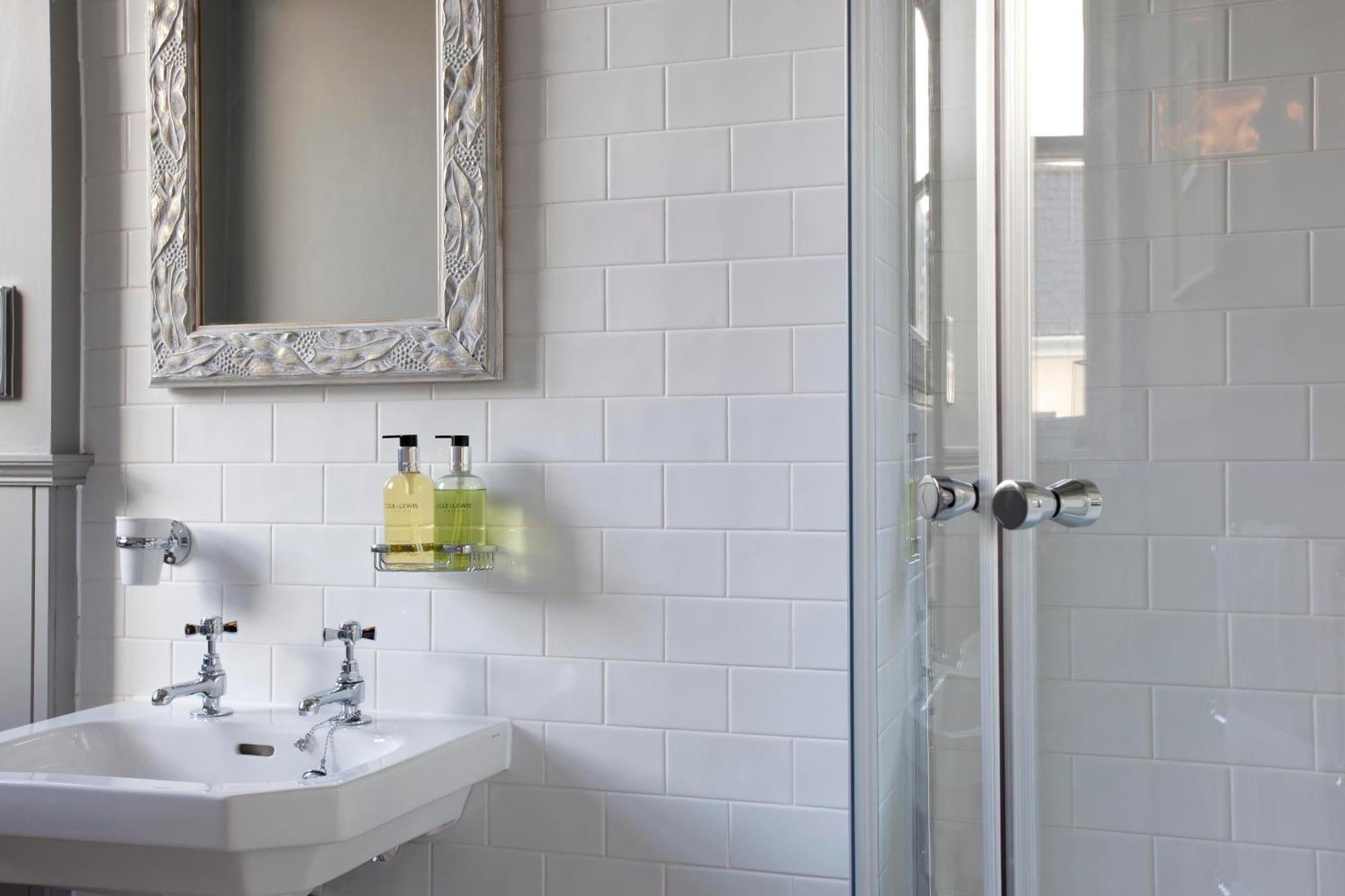 The Three Crowns Hotel Chagford Exterior foto A shower enclosure