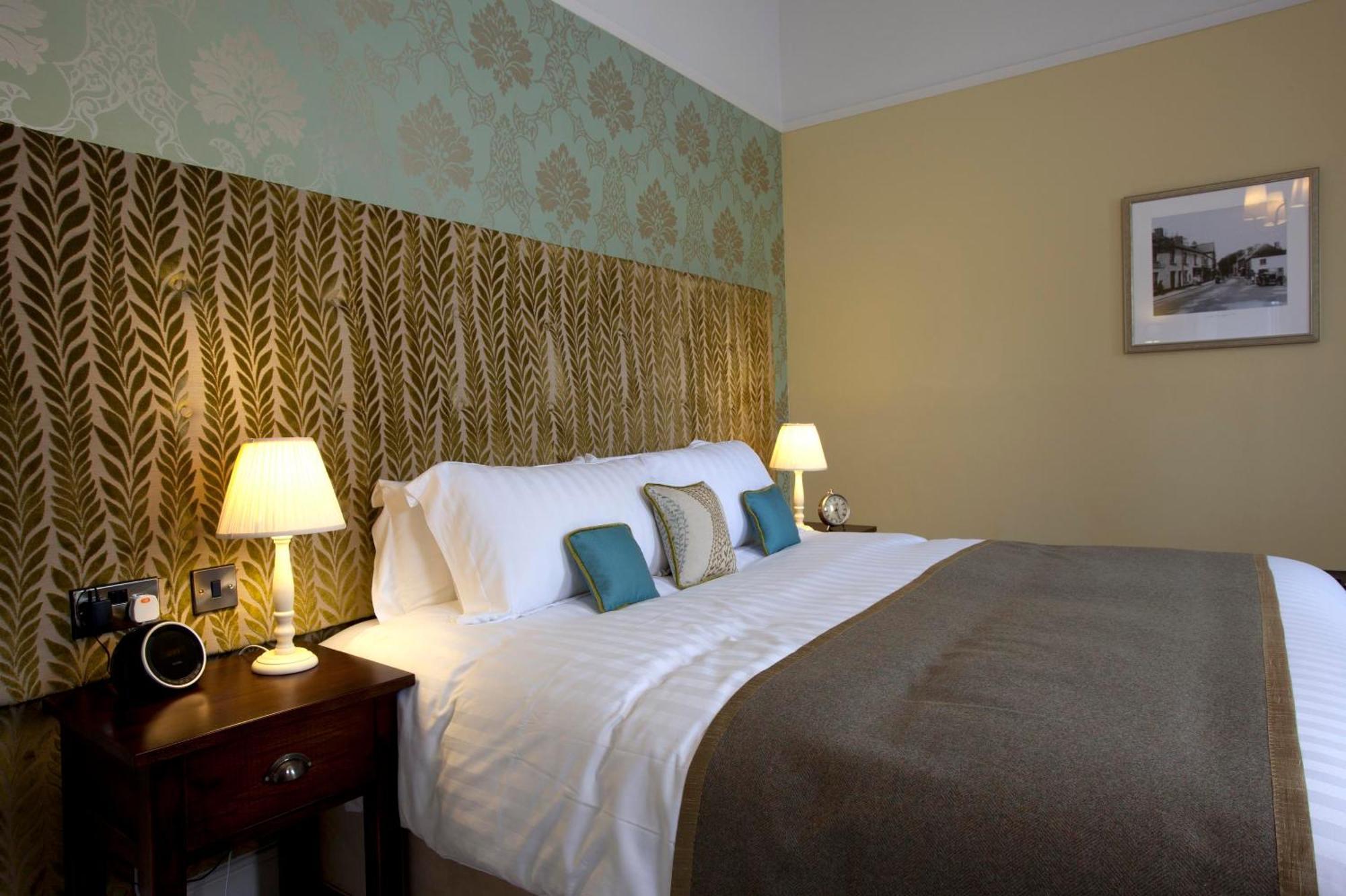 The Three Crowns Hotel Chagford Exterior foto A bedroom at the hotel