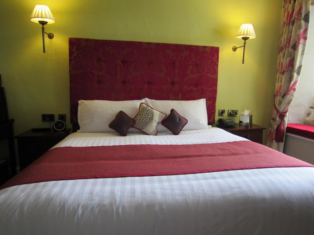 The Three Crowns Hotel Chagford Quarto foto A bedroom at the hotel