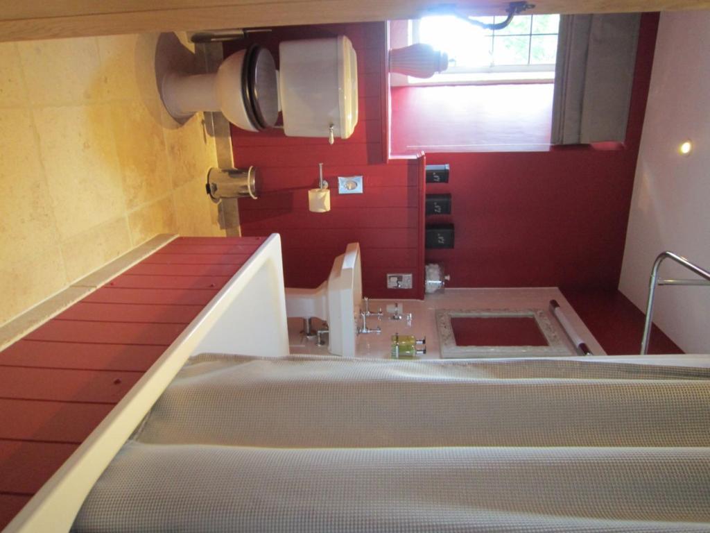 The Three Crowns Hotel Chagford Quarto foto A Japanese bathroom