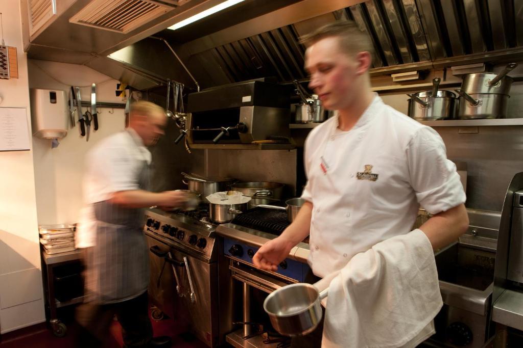 The Three Crowns Hotel Chagford Exterior foto A sous chef in a restaurant kitchen