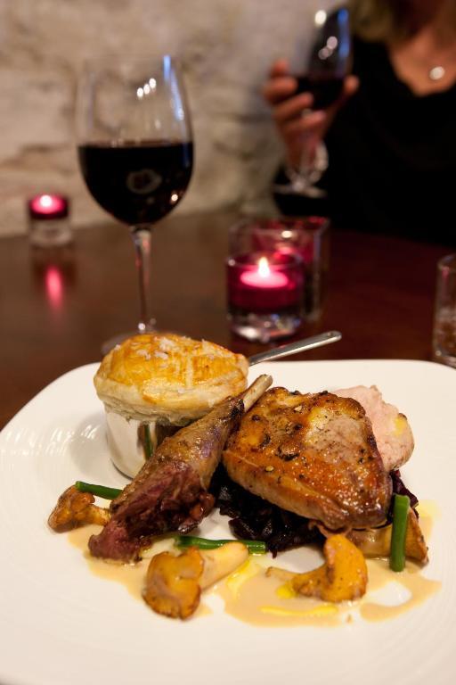 The Three Crowns Hotel Chagford Exterior foto A chicken and bacon pie with a glass of red wine