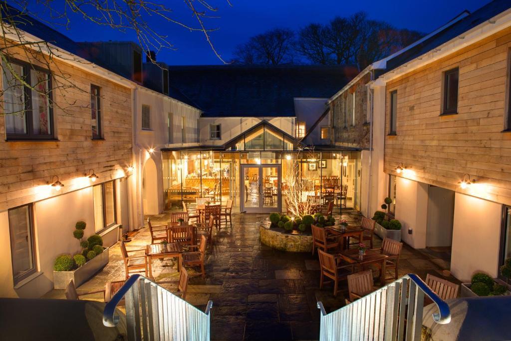 The Three Crowns Hotel Chagford Exterior foto The Old Mill at night