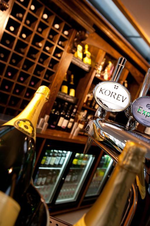 The Three Crowns Hotel Chagford Exterior foto A bottle of Korov