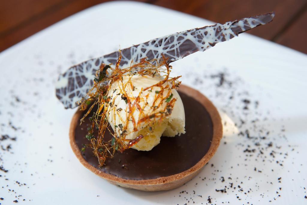 The Three Crowns Hotel Chagford Exterior foto A chocolate dessert