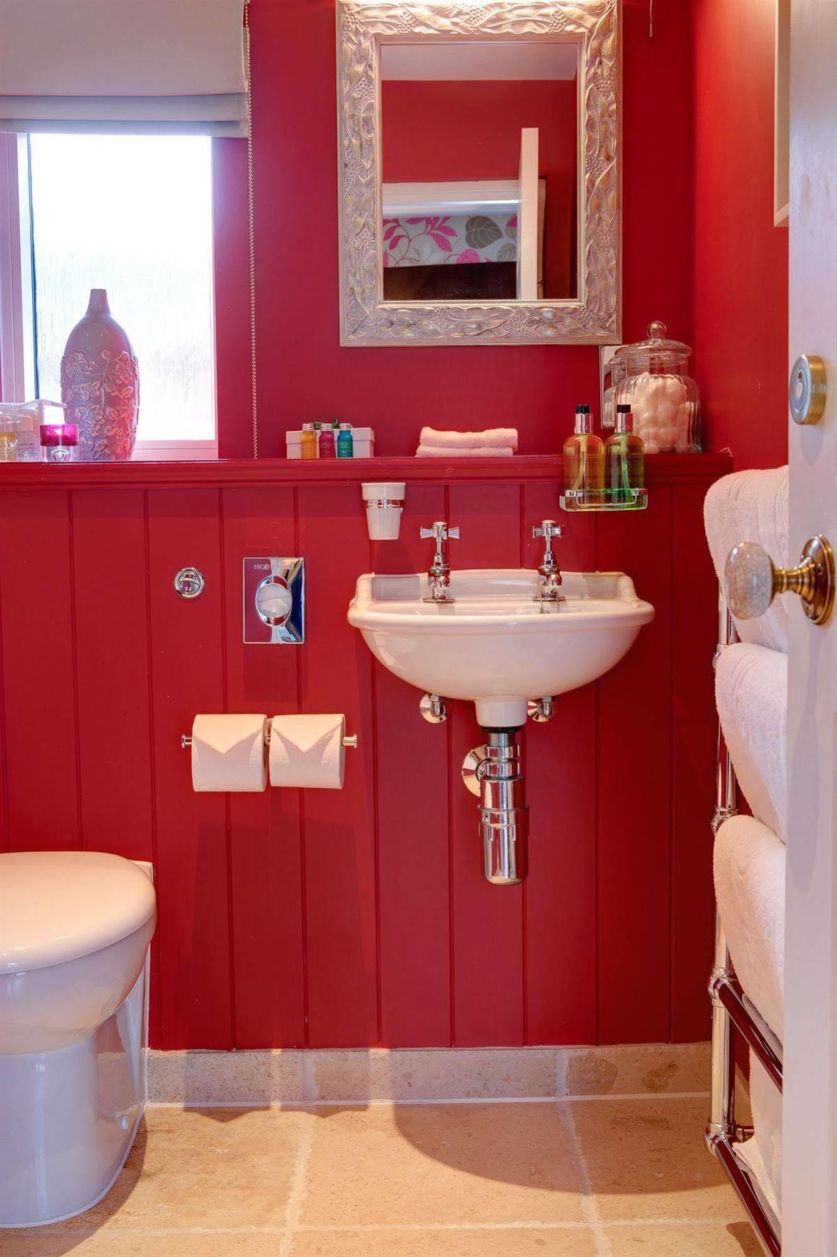 The Three Crowns Hotel Chagford Exterior foto A typical bathroom